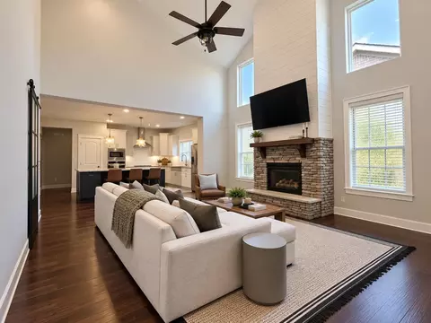 Living - 648 Beamon Dr, Franklin, TN 37064 photo 2 of 3