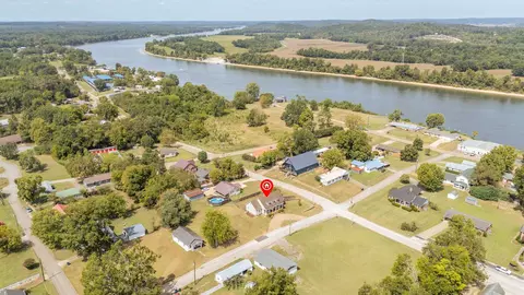 204 Vine St, Clifton, TN 38425