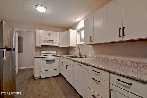 Kitchen - 2718 Mayfield Dr, Talbott, TN 37877 photo 2 of 3