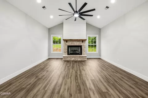 Living - 910 Fine Glen Dr, Sevierville, TN 37862 photo 1 of 3