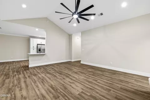 Living - 910 Fine Glen Dr, Sevierville, TN 37862 photo 2 of 3