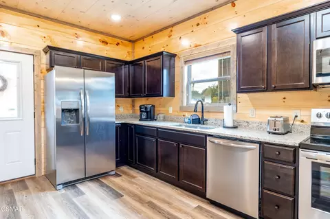 Kitchen - 2107 Eagle Feather Dr, Sevierville, TN 37862 photo 6 of 6
