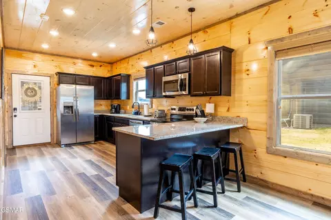Kitchen - 2107 Eagle Feather Dr, Sevierville, TN 37862 photo 5 of 6