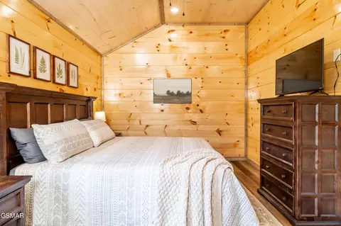 Bedroom - 2107 Eagle Feather Dr, Sevierville, TN 37862 photo 6 of 9