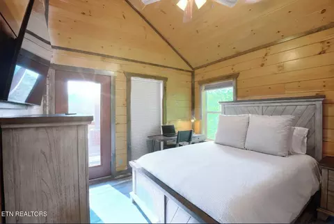 Bedroom - 1908 Eagle Ct, Sevierville, TN 37876 photo 4 of 9