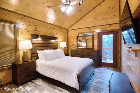 Bedroom - 1908 Eagle Ct, Sevierville, TN 37876 photo 7 of 9