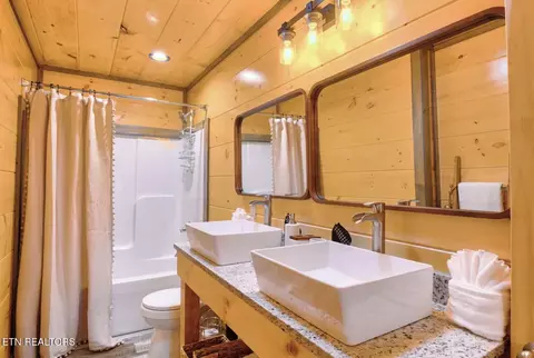 Bath - 1908 Eagle Ct, Sevierville, TN 37876 photo 2 of 3
