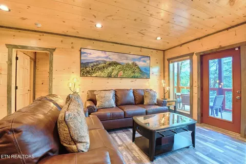 Living - 1908 Eagle Ct, Sevierville, TN 37876 photo 5 of 6