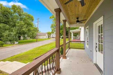 Exterior - 207 Scott St, Dickson, TN 37055 photo 2 of 4