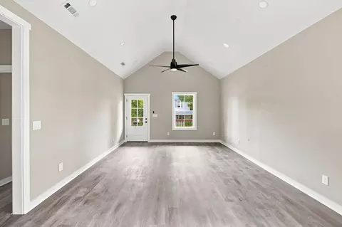 Living - 207 Scott St, Dickson, TN 37055 photo 2 of 2