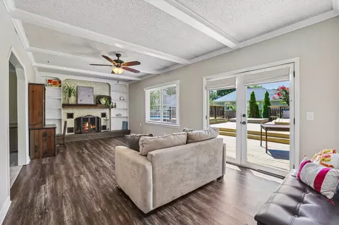 Living - 2546 Summit Ct, Murfreesboro, TN 37130 photo 7 of 13