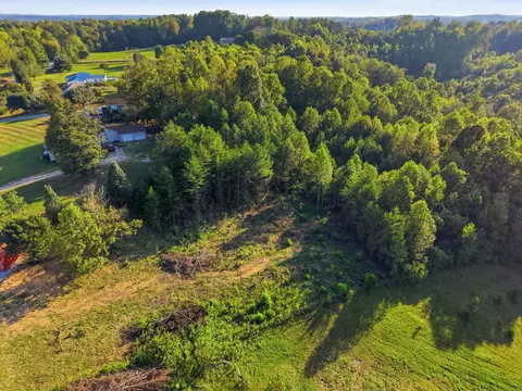 137 Vaughn Ln, Livingston, TN 38570