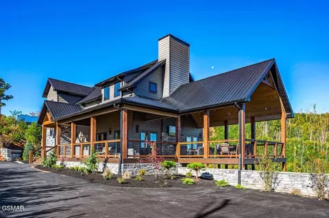 719 Pinecrest Ct, Gatlinburg, TN 37738
