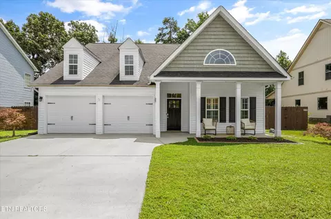 566 Hillside Ln, Lenoir City, TN 37771