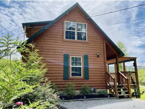 306 N Circle Dr, Gatlinburg, TN 37738