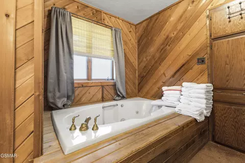Bath - 7366 Circle Point Dr, Talbott, TN 37877 photo 3 of 9