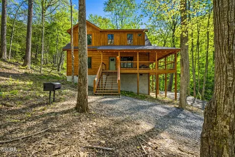 3045 Jones Creek Ln, Sevierville, TN 37862