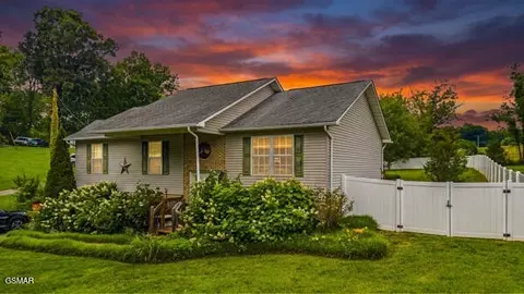 616 Hollow Dr, Strawberry Plains, TN 37871