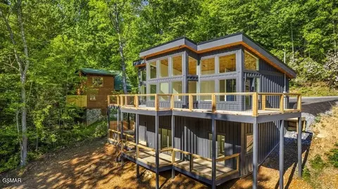 2257 Beach Front Dr, Sevierville, TN 37876
