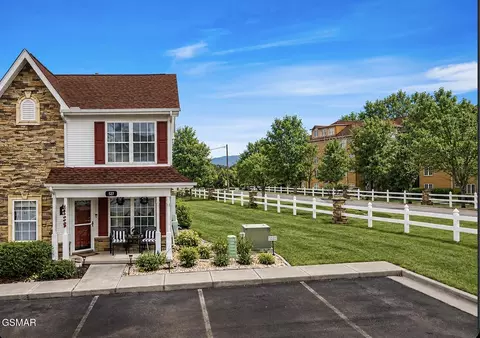 527 Orchard Valley Way, Pigeon Forge, TN 37862