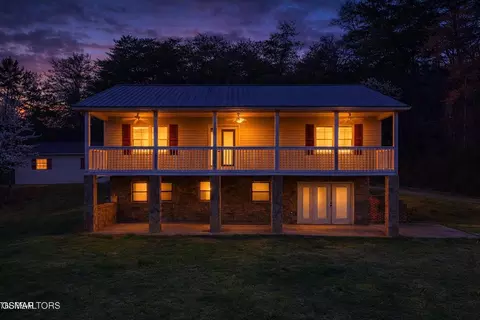 1429 Windsor Dr, Dandridge, TN 37725