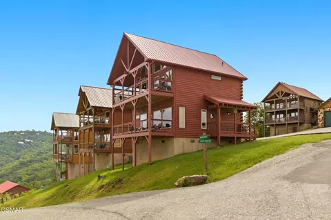 2042 Starr Crest Dr, Sevierville, TN 37876