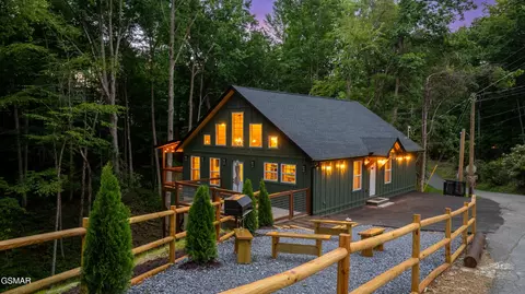 1504 Ginnys Trl, Sevierville, TN 37876