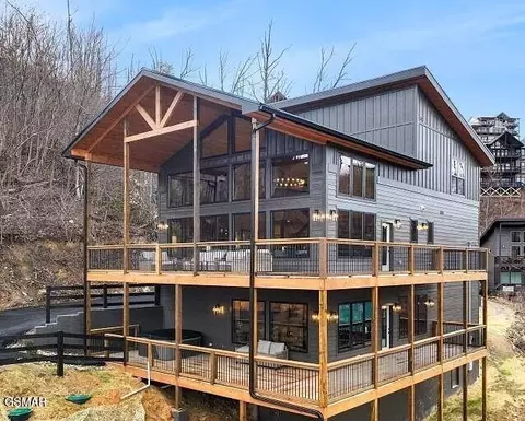 1025 Elm Rd, Gatlinburg, TN 37738