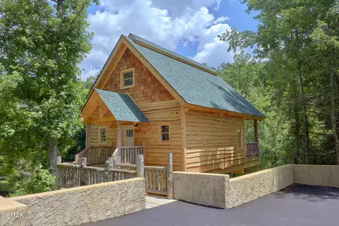 560 Country Oaks Dr, Pigeon Forge, TN 37863