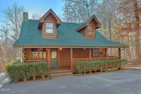 556 Country Oaks Dr, Pigeon Forge, TN 37863