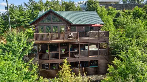 296 Brownsridge Rd, Gatlinburg, TN 37738