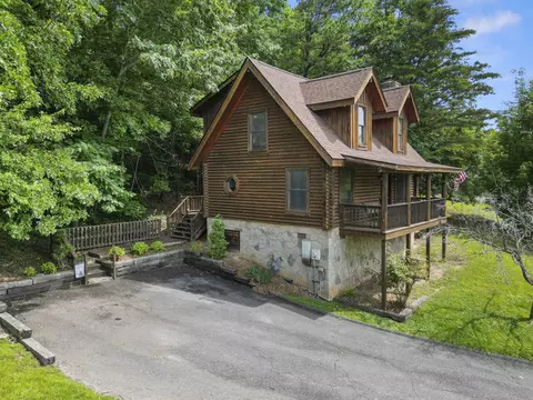 739 Kings Hills Blvd, Pigeon Forge, TN 37863