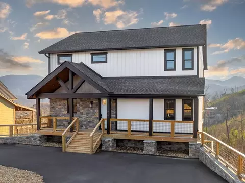 716 Village Loop Rd, Gatlinburg, TN 37738