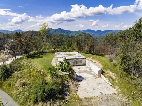 2704 Indigo Ln, Sevierville, TN 37862