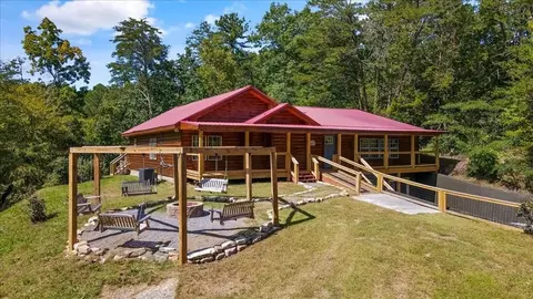 2787 Eeasy St, Sevierville, TN 37876