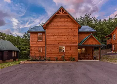 3211 Midvalley Dr, Pigeon Forge, TN 37863