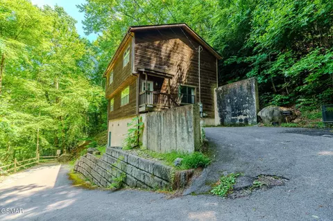 933 Ski Mountain Rd, Gatlinburg, TN 37738