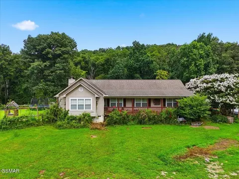 1055 Swannsylvania Rd, Dandridge, TN 37725