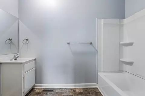 Bath - 122 22nd Ave E, Springfield, TN 37172 photo 2 of 2