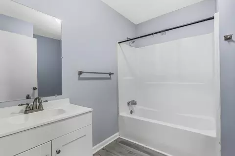 Bath - 122 22nd Ave E, Springfield, TN 37172 photo 1 of 2
