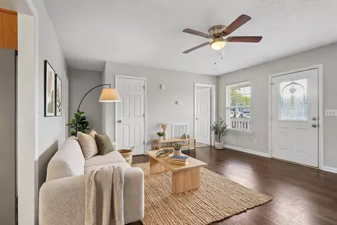 Living - 1007 Hamilton Dr, Murfreesboro, TN 37129 photo 2 of 9