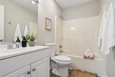 Bath - 1007 Hamilton Dr, Murfreesboro, TN 37129 photo 2 of 4