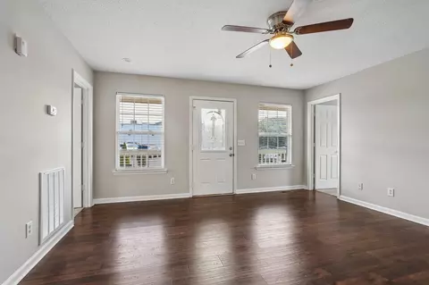 Living - 1007 Hamilton Dr, Murfreesboro, TN 37129 photo 6 of 9