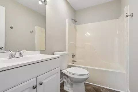 Bath - 1007 Hamilton Dr, Murfreesboro, TN 37129 photo 3 of 4