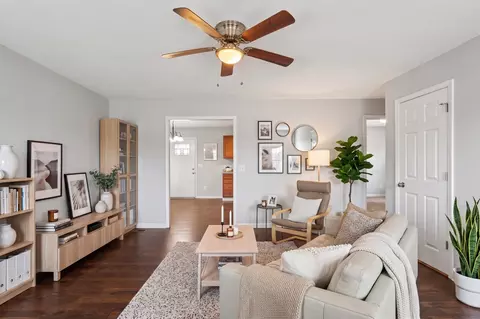 Living - 1007 Hamilton Dr, Murfreesboro, TN 37129 photo 4 of 9