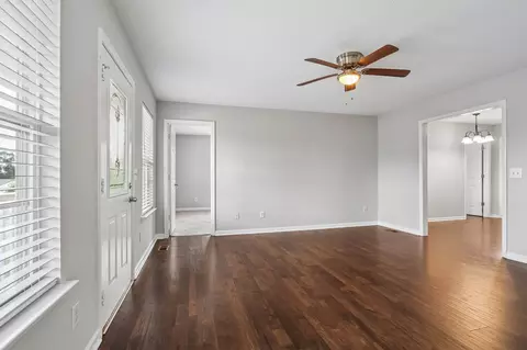 Living - 1007 Hamilton Dr, Murfreesboro, TN 37129 photo 7 of 9