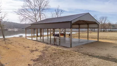 235 Hardin Bottom River Rd, Clifton, TN 38425