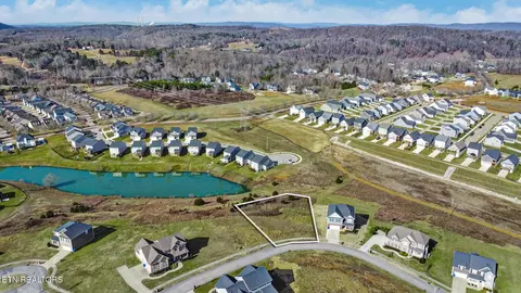 111 Hollyberry Rd, Oak Ridge, TN 37830