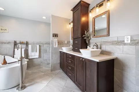 Bath - 1005 Market St, Franklin, TN 37067 photo 2 of 10