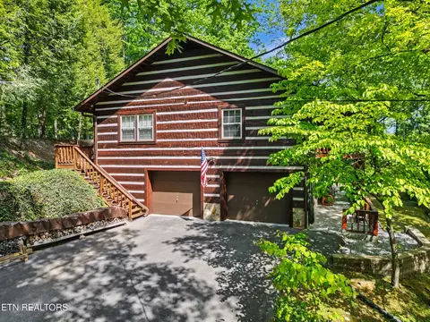 615 N Ownby Dr, Gatlinburg, TN 37738